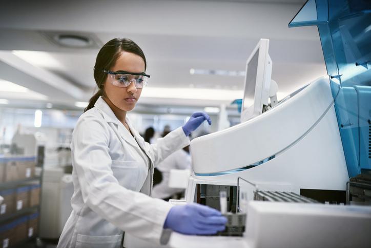 一名年轻女子在实验室使用机器进行医学测试的镜头